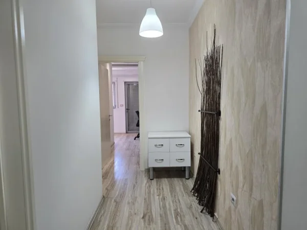 Tirane, jepet me qera zyre Kati 1, 83 m² 650 € (Supermarket Spar ,Xhamllik)