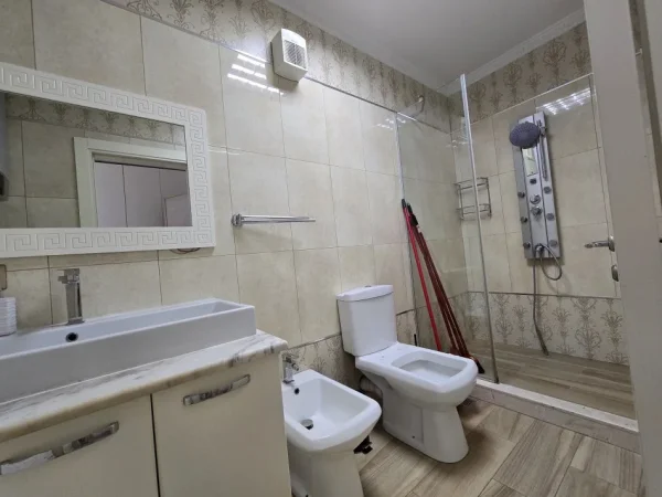 Tirane, jepet me qera zyre Kati 1, 83 m² 650 € (Supermarket Spar ,Xhamllik)