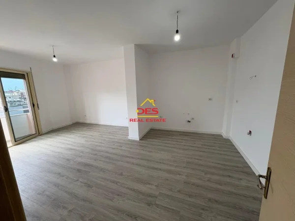 Vlore, shitet apartament 1+1+Ballkon Kati 5, 84 m² 98.000 € (Rruga Sulejman Delvina)