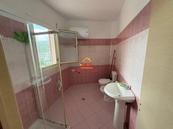 Vlore, shitet apartament 1+1+Ballkon Kati 5, 84 m² 98.000 € (Rruga Sulejman Delvina)
