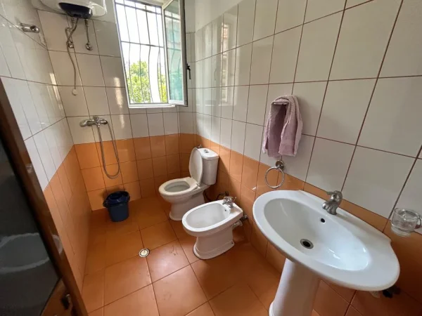 Tirane, jepet me qera apartament 3+1 Kati 1, 100 m² 500 € (rruga stavri themeli)