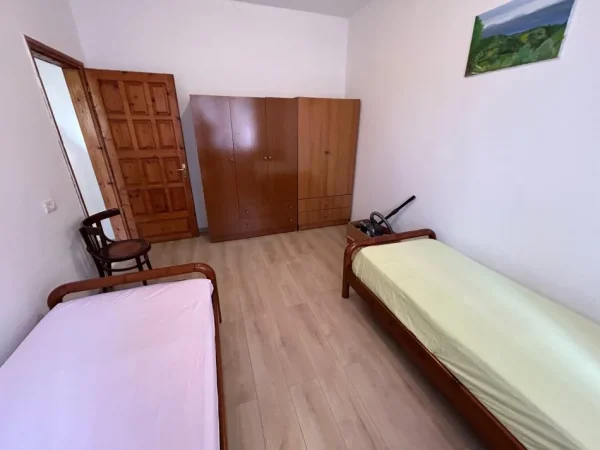Tirane, jepet me qera apartament 3+1 Kati 1, 100 m² 500 € (rruga stavri themeli)