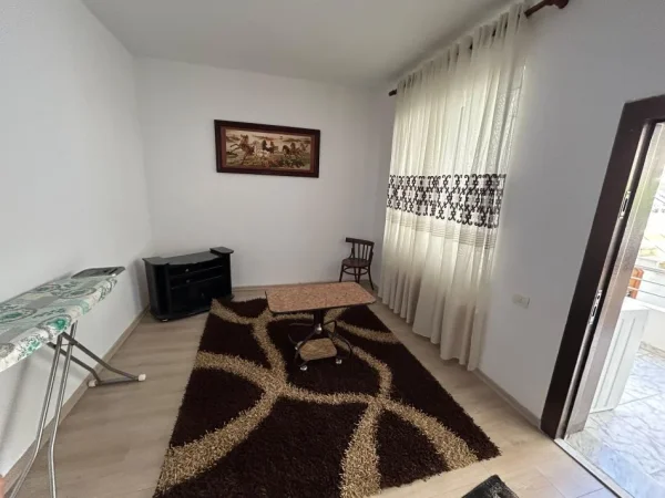 Tirane, jepet me qera apartament 3+1 Kati 1, 100 m² 500 € (rruga stavri themeli)