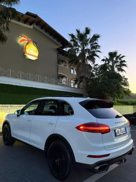 Tirane, shitet SUV | Xhip Porsche Cayenne Super Full Options Benzin, e bardhë automatik Klima 160.000 km 21.000 €
