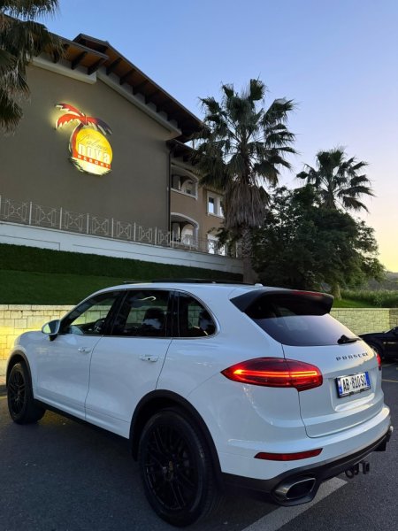 Tirane, shitet SUV | Xhip Porsche Cayenne Super Full Options Benzin, e bardhë automatik Klima 160.000 km 21.000 €