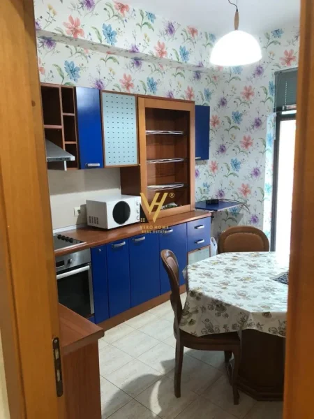 Tirane, jepet me qera apartament 1+1+Ballkon Kati 4, 80 m² 600 € (QENDER)