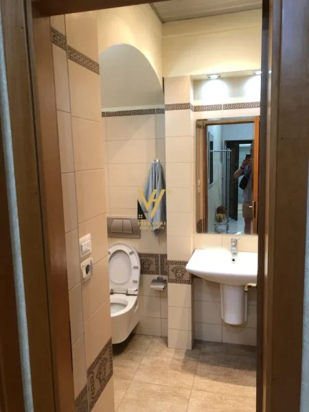 Tirane, jepet me qera apartament 1+1+Ballkon Kati 4, 80 m² 600 € (QENDER)