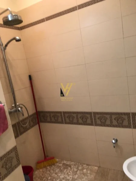 Tirane, jepet me qera apartament 1+1+Ballkon Kati 4, 80 m² 600 € (QENDER)