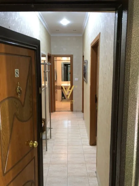 Tirane, jepet me qera apartament 1+1+Ballkon Kati 4, 80 m² 600 € (QENDER)