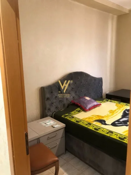 Tirane, jepet me qera apartament 1+1+Ballkon Kati 4, 80 m² 600 € (QENDER)