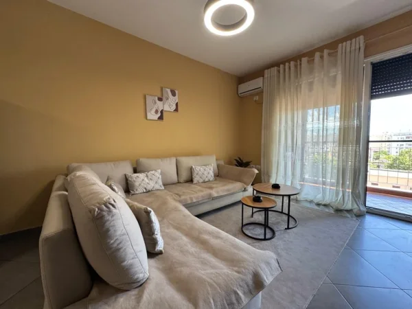 Tirane, jepet me qera apartament 1+1 Kati 5, 70 m² 600 € (stacioni i trenit)