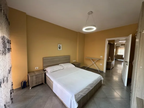 Tirane, jepet me qera apartament 1+1 Kati 5, 70 m² 600 € (stacioni i trenit)