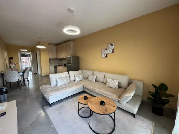 Tirane, jepet me qera apartament 1+1 Kati 5, 70 m² 600 € (stacioni i trenit)