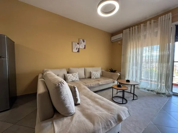 Tirane, jepet me qera apartament 1+1 Kati 5, 70 m² 600 € (stacioni i trenit)