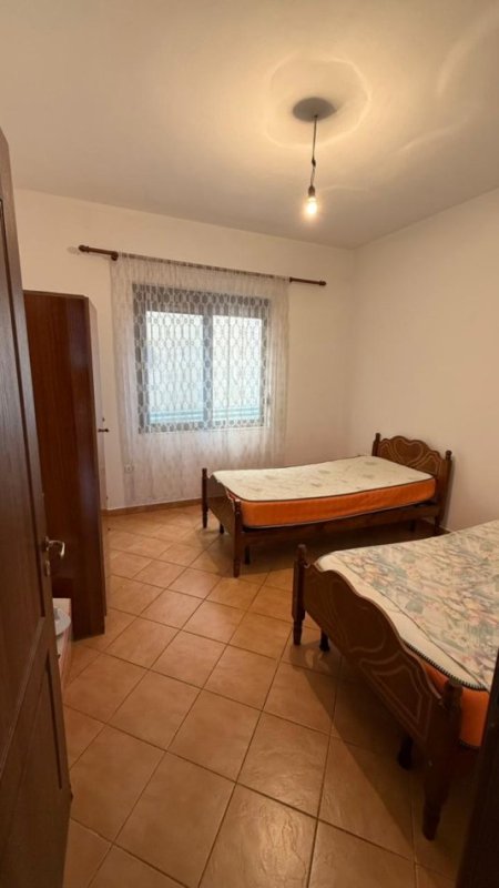 Tirane, jepet me qera shtepi 1+1 Kati 1, 60 m² 350 € (Rruga Jordan Misja prane Gener 2)