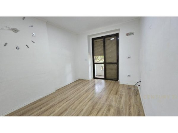 Tirane, jepet me qera zyre Kati 2, 66 m² 800 € (Vasil Shanto)