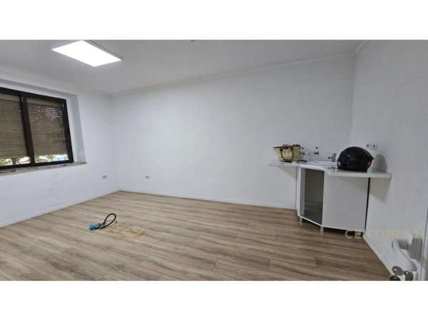 Tirane, jepet me qera zyre Kati 2, 66 m² 800 € (Vasil Shanto)