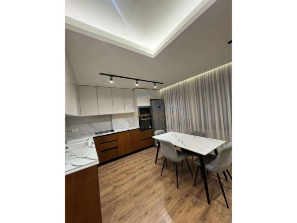 Tirane, jepet me qera apartament 2+1 Kati 2, 120 m² 800 € (Komuna e Parisit)