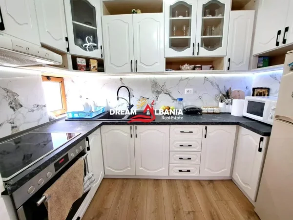 Tirane, shitet apartament 2+1 Kati 4, 87 m² 135000 € (ne Laprake prane KMY)