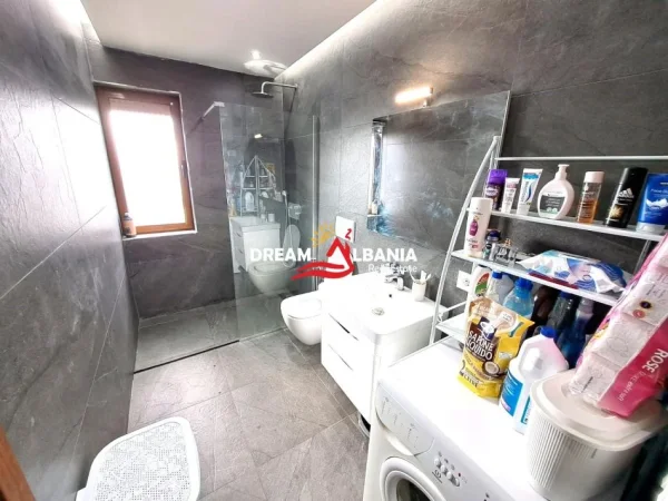 Tirane, shitet apartament 2+1 Kati 4, 87 m² 135000 € (ne Laprake prane KMY)