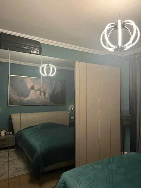 Tirane, jepet me qera apartament 2+1+Ballkon Kati 5, 90 m² 550 € (YZBERISHT AFER UNIKUT)