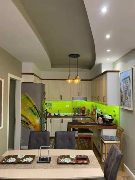 Tirane, jepet me qera apartament 2+1+Ballkon Kati 5, 90 m² 550 € (YZBERISHT AFER UNIKUT)