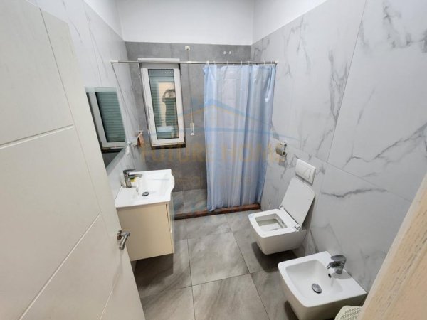 Tirane, jepet me qera apartament 2+1 Kati 1, 130 m² 800 € 