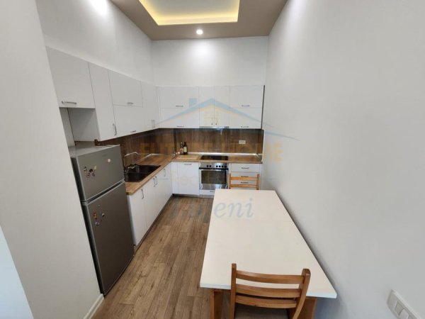 Tirane, jepet me qera apartament 2+1 Kati 1, 130 m² 800 € 