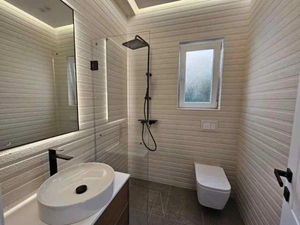Tirane, jepet me qera apartament 3+1+Ballkon Kati 2, 130 m² 1.500 € (RRUGA SELITE E VJETER,KOPSHTI BOTANIK)