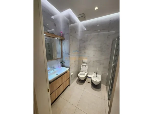 Tirane, shitet apartament 1+1+Ballkon Kati 3, 76 m² 240.000 € (Rruga e Kavajes)