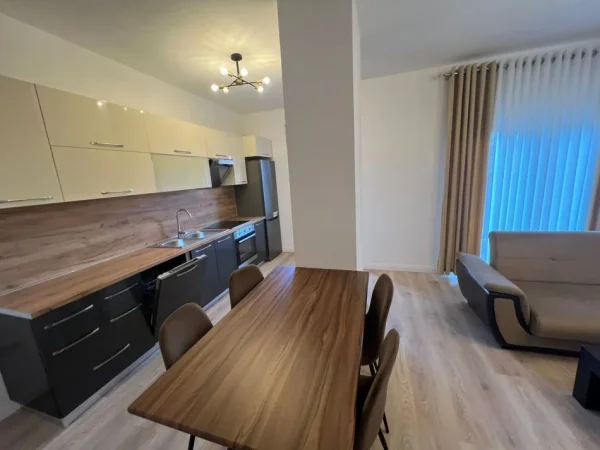 Tirane, jepet me qera apartament 2+1+Ballkon Kati 1, 105 m² 650 € (rruga bardhyl)