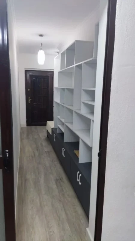 Tirane, jepet me qera apartament 3+1 Kati 3, 500 € (Brryli)