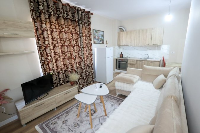 Tirane, jepet me qera apartament 3+1 Kati 3, 500 € (Brryli)