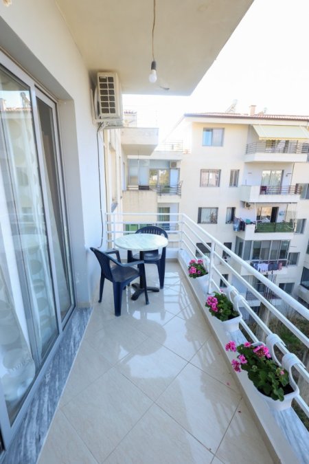 Tirane, jepet me qera apartament 3+1 Kati 3, 500 € (Brryli)