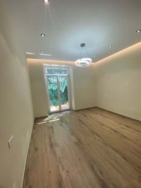 Tirane, jepet me qera ambjent biznesi Kati 0, 30 m² 500 € 