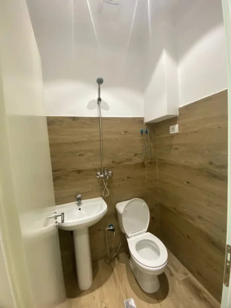 Tirane, jepet me qera ambjent biznesi Kati 0, 30 m² 500 € 