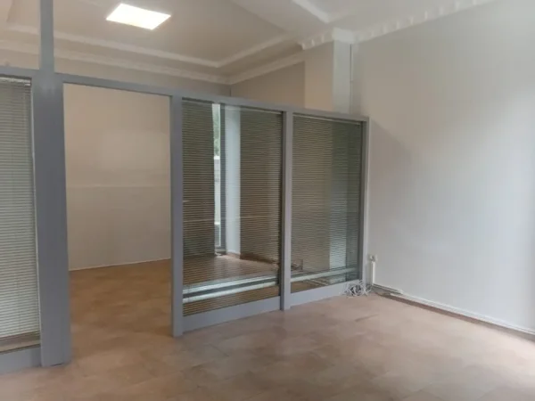 Tirane, jepet me qera ambjent biznesi Kati 0, 70 m² 700 € 