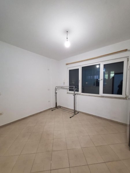 Tirane, jepet me qera apartament 2+1+Ballkon Kati 4, 90 m² 320 € (fresku)
