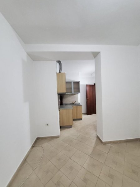 Tirane, jepet me qera apartament 2+1+Ballkon Kati 4, 90 m² 320 € (fresku)