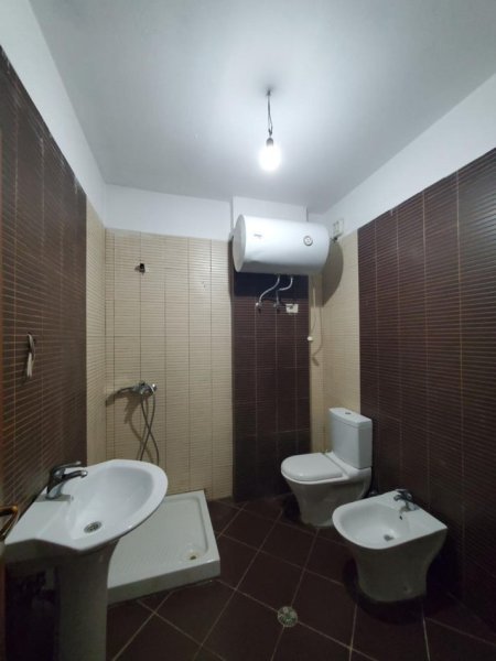 Tirane, jepet me qera apartament 2+1+Ballkon Kati 4, 90 m² 320 € (fresku)