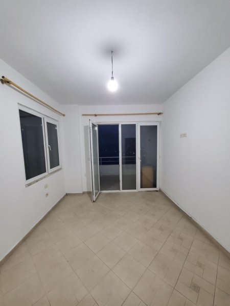 Tirane, jepet me qera apartament 2+1+Ballkon Kati 4, 90 m² 320 € (fresku)