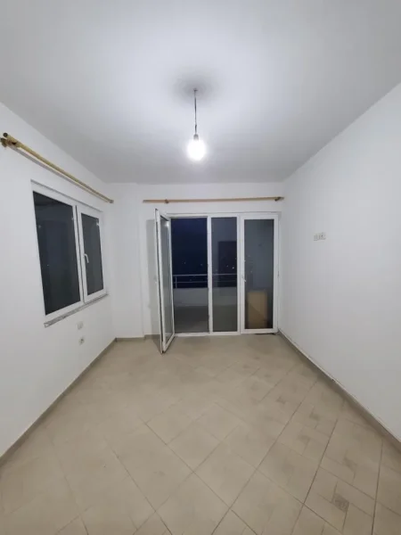 Tirane, jepet me qera apartament 2+1+Ballkon Kati 4, 90 m² 320 € (fresku)