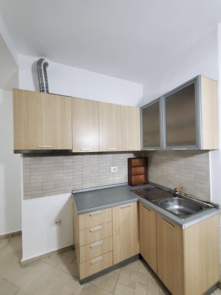 Tirane, jepet me qera apartament 2+1+Ballkon Kati 4, 90 m² 320 € (fresku)