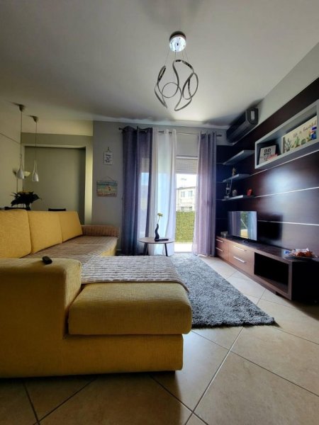 Tirane, jepet me qera apartament 1+1+Ballkon Kati 3, 70 m² 450 € (ali demi)