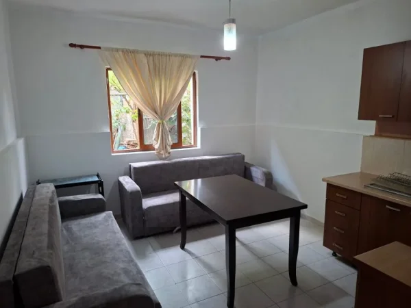 Tirane, jepet me qera apartament 1+1 Kati 1, 60 m² 300 € (Porcelan)