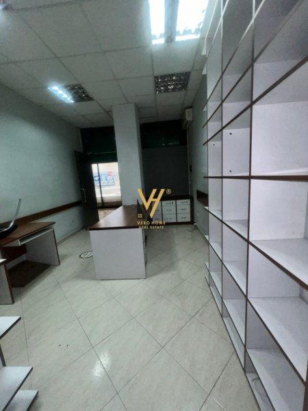 Tirane, jepet me qera zyre Kati 0, 25 m² 400 € (ISH EKSPOZITA)