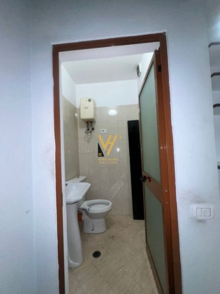 Tirane, jepet me qera zyre Kati 0, 25 m² 400 € (ISH EKSPOZITA)