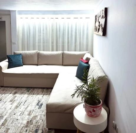 Tirane, jepet me qera apartament 1+1+Ballkon Kati 1, 60 m² 600 € (komuna e parisit)