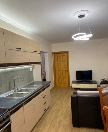 Tirane, jepet me qera apartament 2+1 Kati 3, 70 m² 700 € (mine peza)