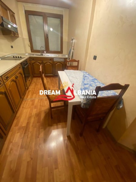 Tirane, jepet me qera apartament 3+1 Kati 11, 171 m² 800 € (ne zonen e Brrylit, prane “Maternitetit te Ri”)